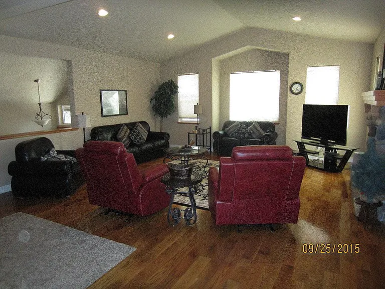 1852 Ibache St — Photo 11
