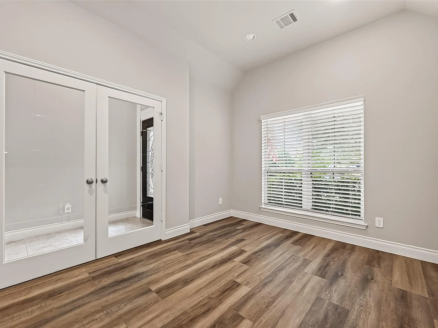 3 bed, 2.0 bath, 1950 sqft, $2,550 — Photo 4