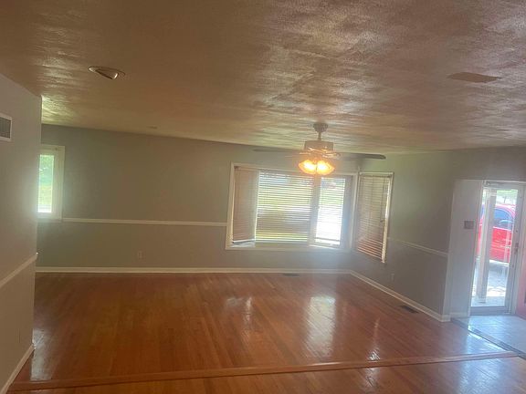 3rd image of 2265 N Elizabeth Ave
