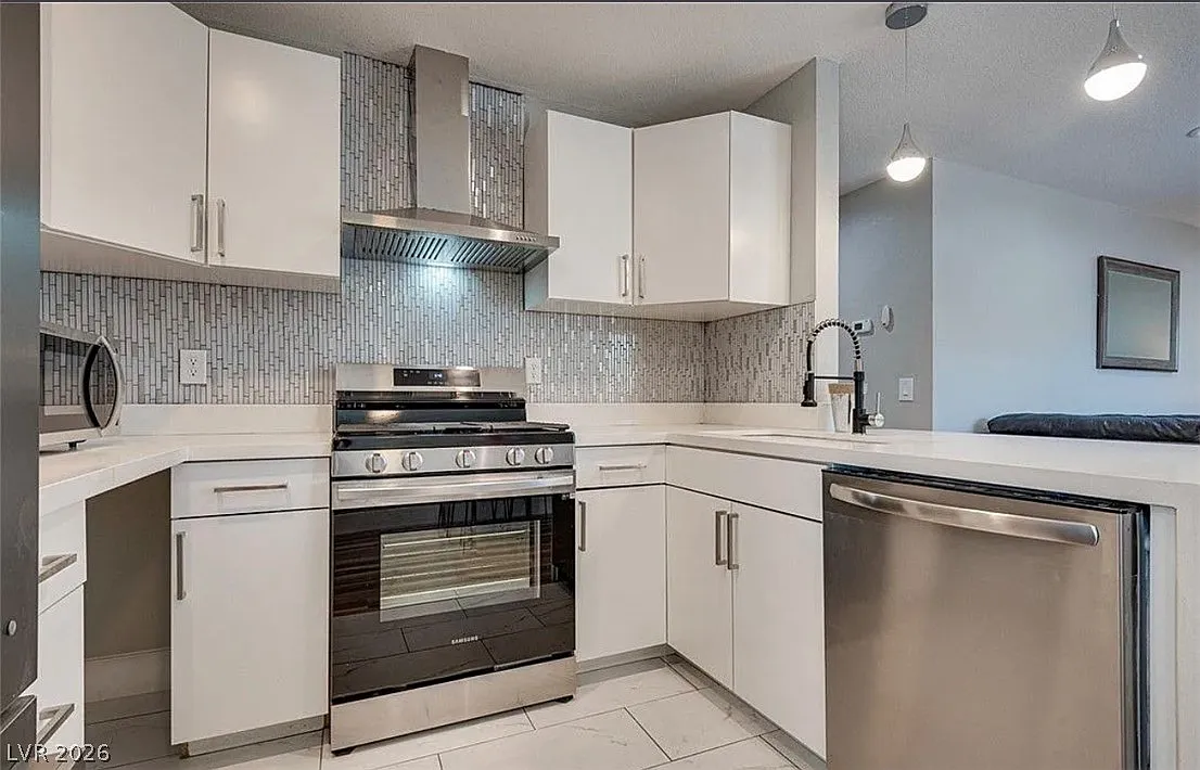 2 bed, 994 sqft, $2,200 — Photo 1