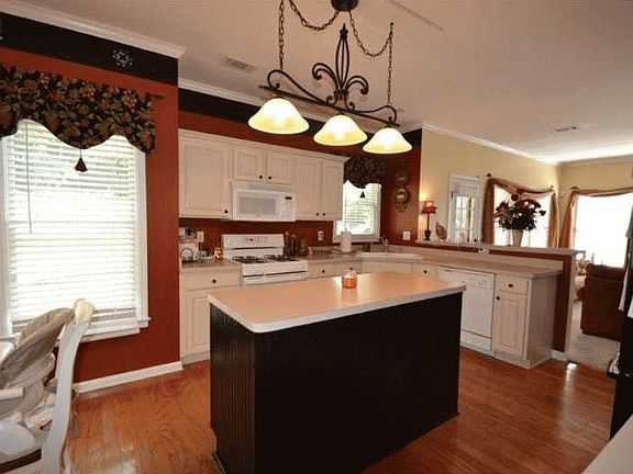 3rd image of 1086 Stoneleigh Ct