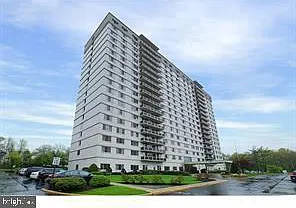 1 bed, 1.0 bath, 840 sqft, $2,400 — Photo 1
