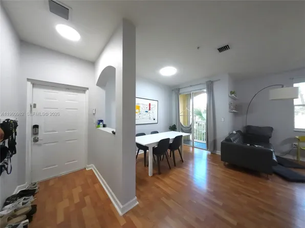 130 Jacaranda Country Club Dr APT 203, Plantation, FL 33324