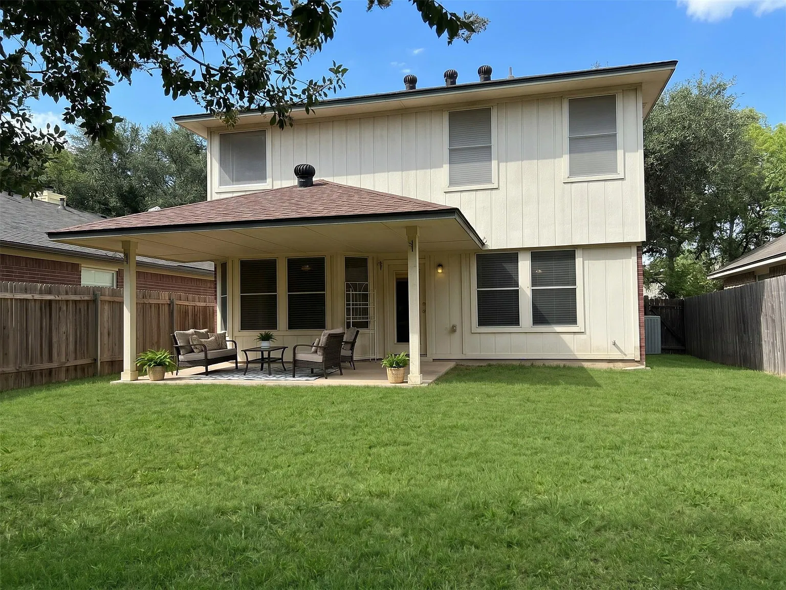 3 bed, 2.5 bath, 1973 sqft, $2,195 — Photo 2