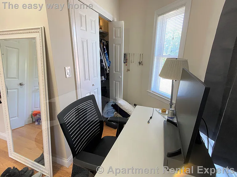 527 Main St #2 — Photo 14