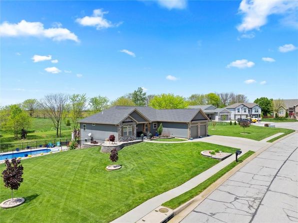 2908 E Canyon Dr, Harrisonville, MO 64701