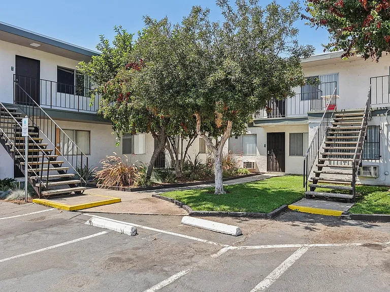 Valle at 9209 Kenwood — Photo 17