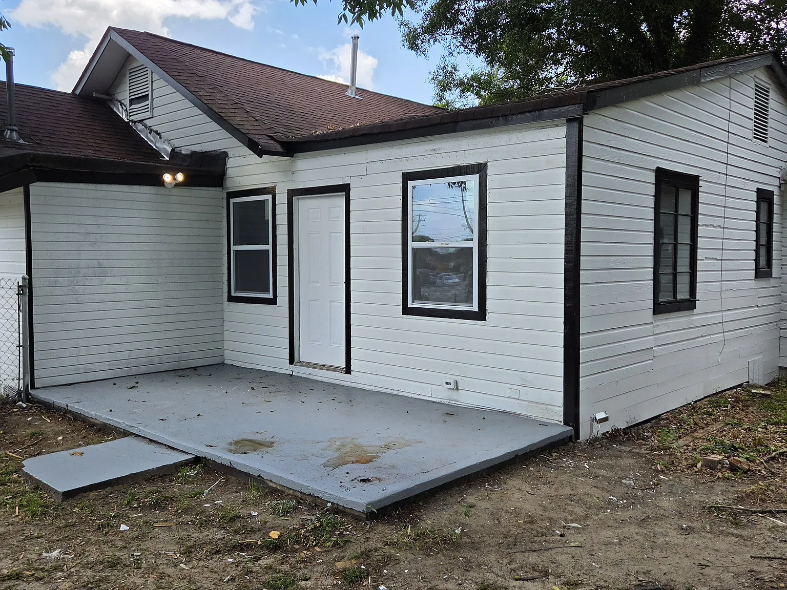 4 bed, 1.5 bath, 1504 sqft, $1,350 — Photo 2