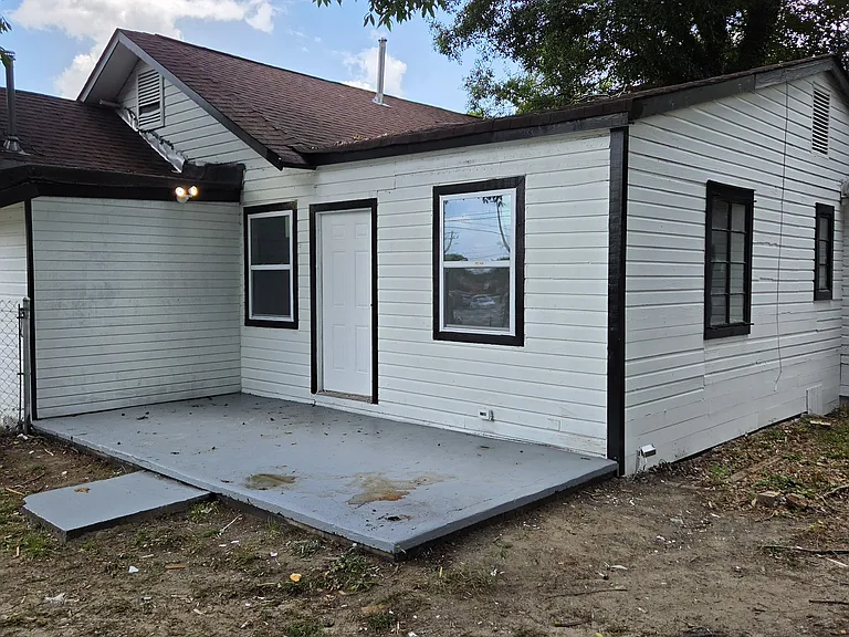 1638 Burton Ave — Photo 2