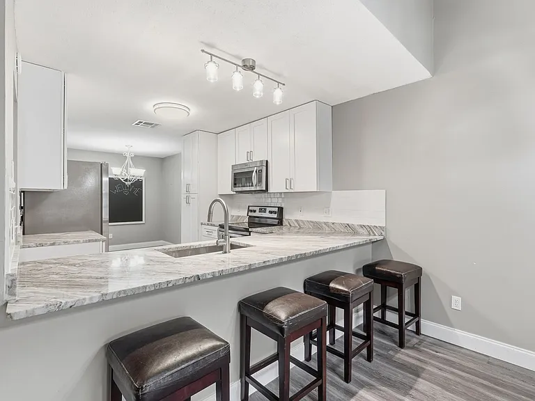 7528 Fenwick Cove Ln — Photo 3