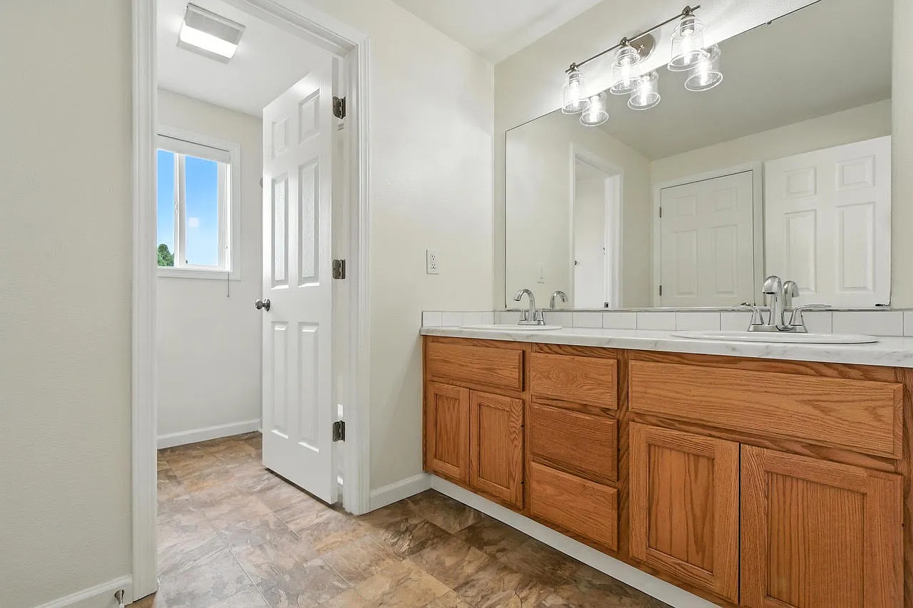 3 bed, 2.5 bath, 1529 sqft, $2,399 — Photo 3