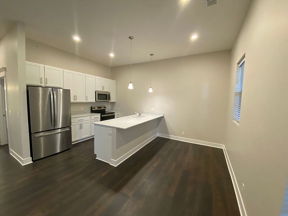 1st image of 7630 Park Dr #119