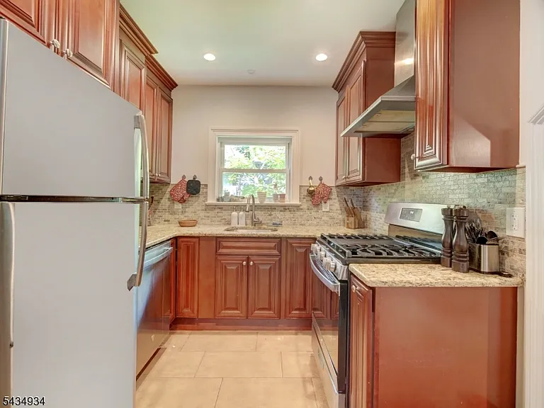 285 Claremont Ave #2 — Photo 6
