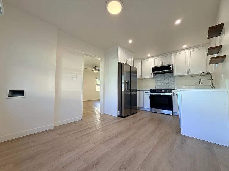 227 N Juanita Ave — Photo 8