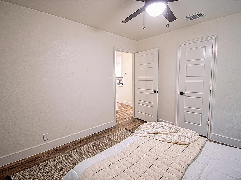 551 E Burks St — Photo 24