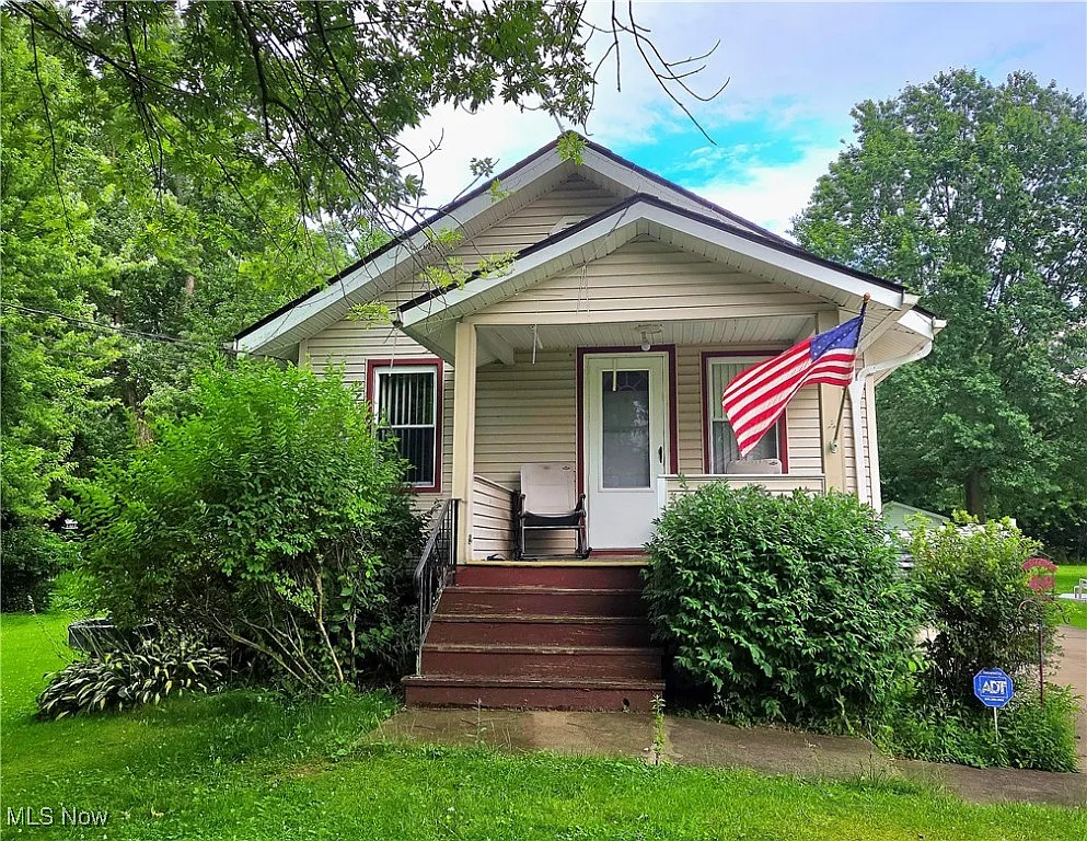 464 Rosegarden Dr NE photo 1