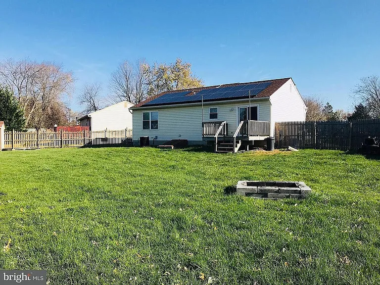 742 Nottingham Dr — Photo 2