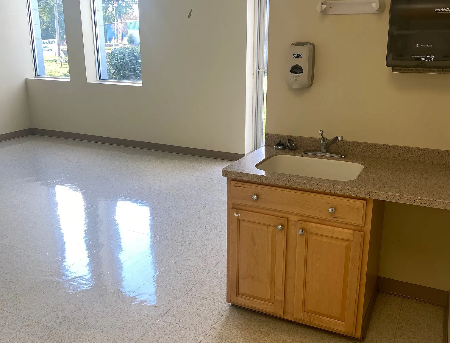 6 bed, 5000 sqft, $4,200 — Photo 4