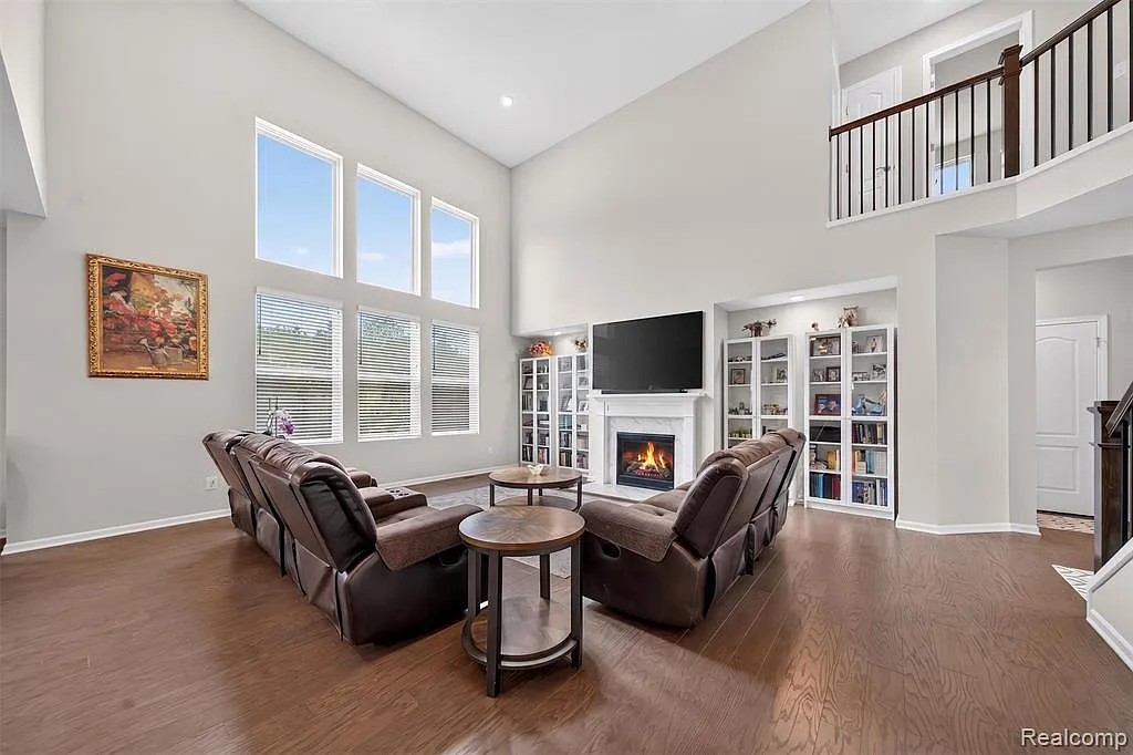 5 bed, 3.0 bath, 3351 sqft, $4,000 — Photo 3
