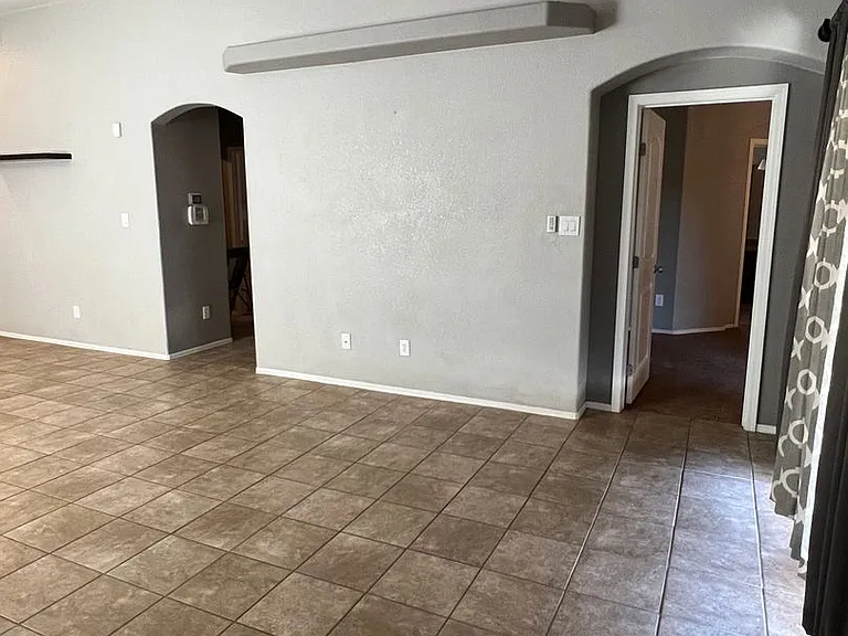 6565 E 33rd Ln — Photo 5