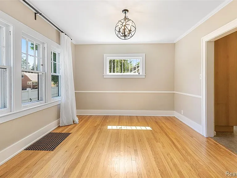 192 E Lincoln St — Photo 10