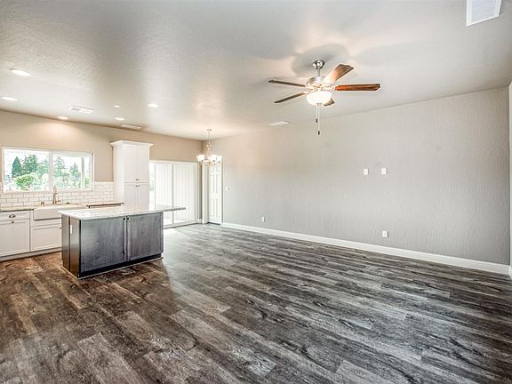 3rd image of 1-3925 Bell Ave