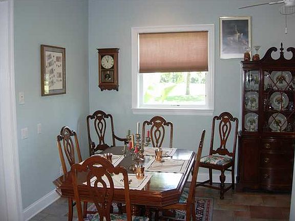 5th image of 810 Emerald Bay Dr