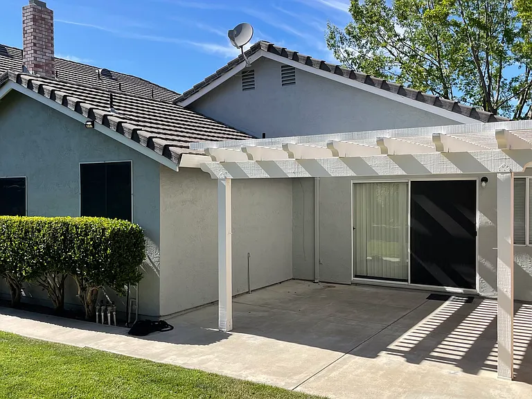 72 Elizabeth Ct — Photo 2