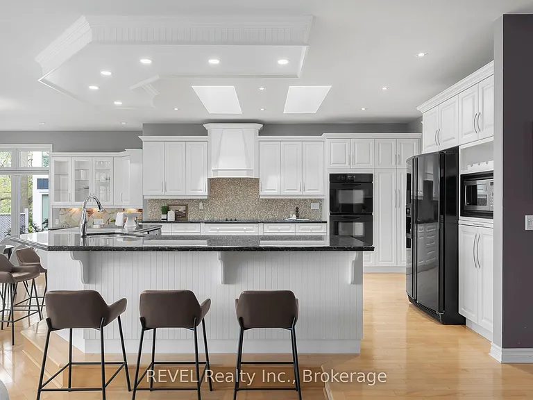 661 Clarence St — Photo 8
