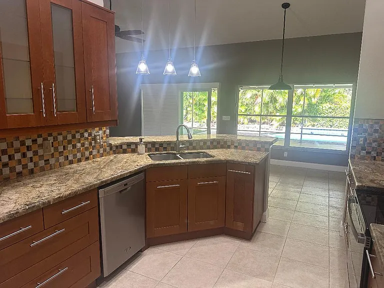 5503 NW 39th Ave — Photo 9