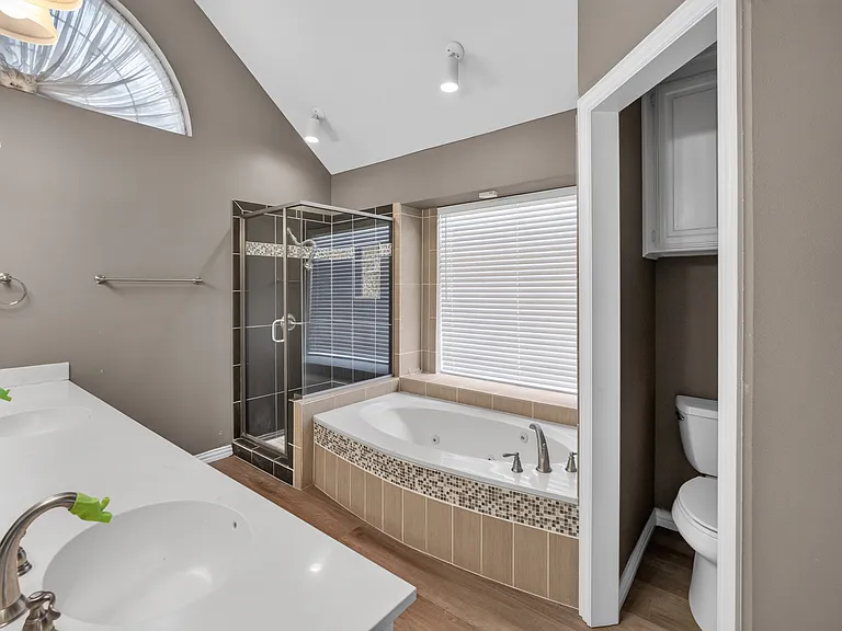 1037 McCoy Dr — Photo 12
