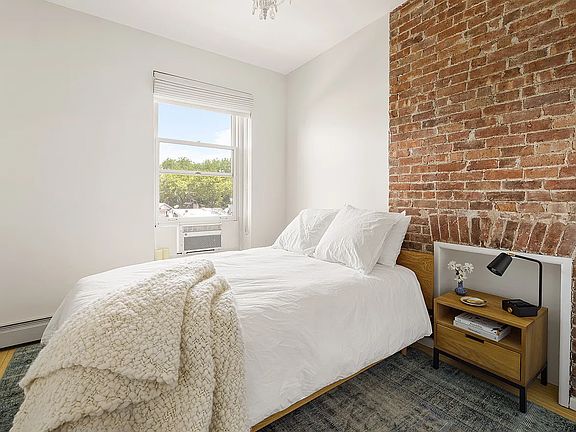 4th image of 936 Fulton St APT 3C