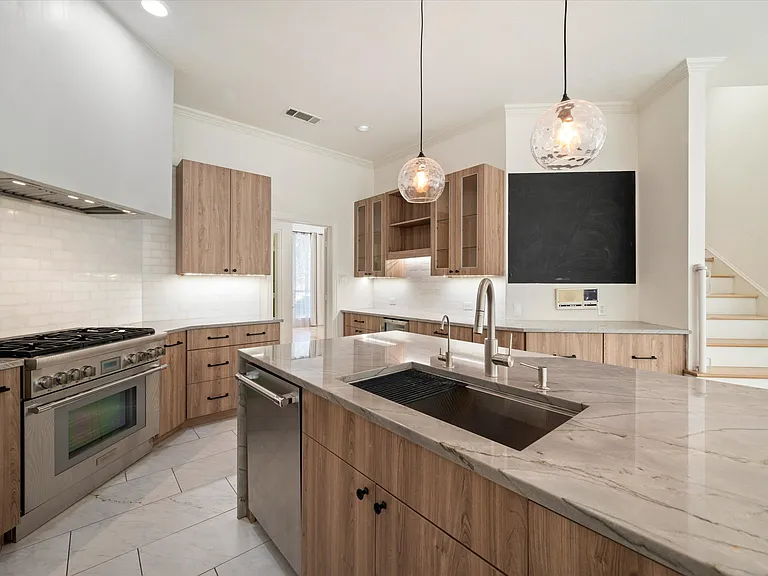 1004 Chimney Hill Trl — Photo 13