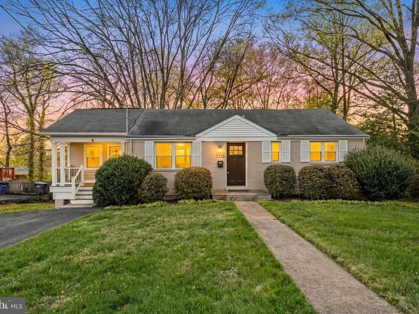 2722 Woodley Pl, Falls Church, VA 22046