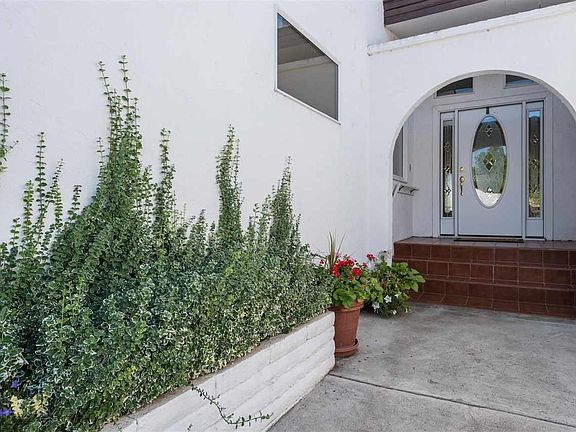 4th image of 2005 Meadows Dr N