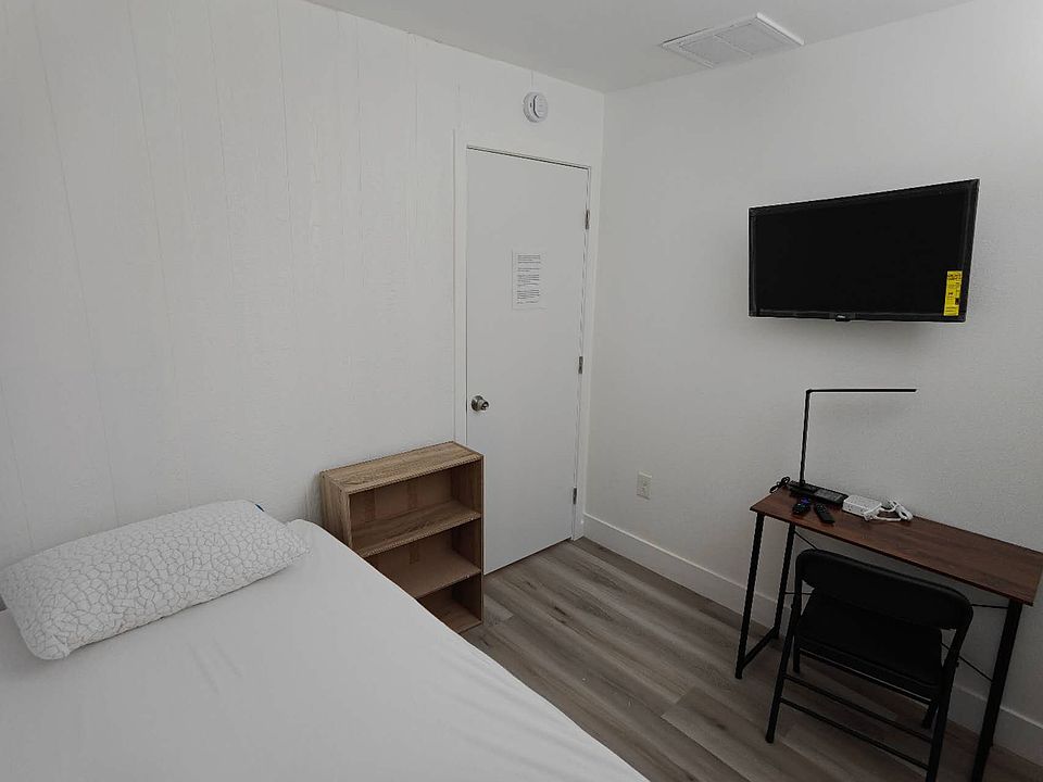2nd image of 3721 S San Pedro St #1/4