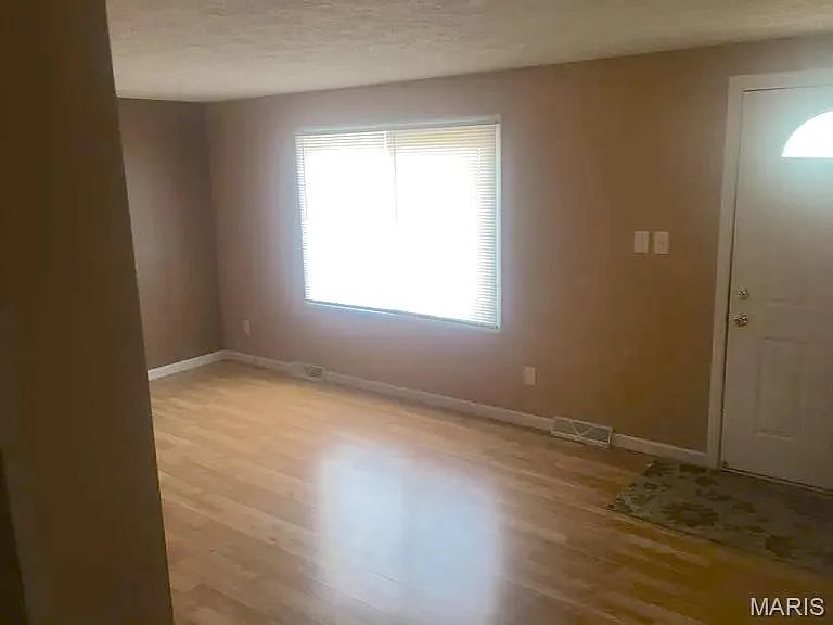 3 bed, 1.0 bath, 1188 sqft, $1,400 — Photo 2