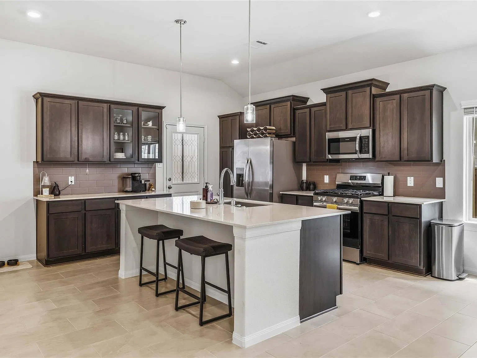 3 bed, 2.0 bath, 1596 sqft, $2,200 — Photo 2