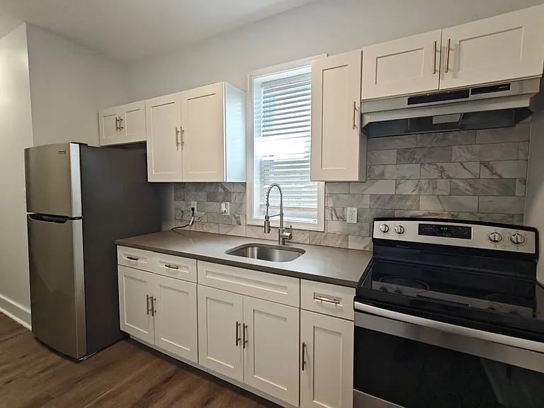 542 E Indiana Ave — Photo 1