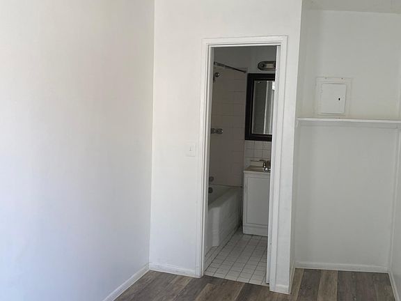 5th image of 7137 Hawthorn Ave #7