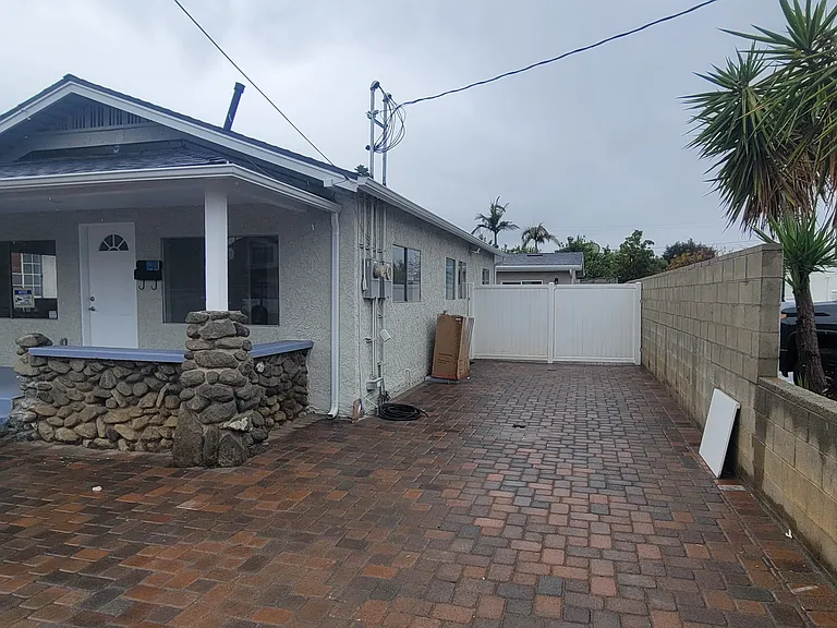 1130 Hollister St — Photo 2
