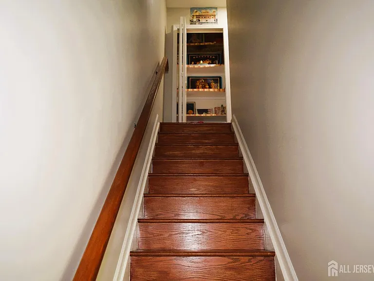 51 Larch St — Photo 16