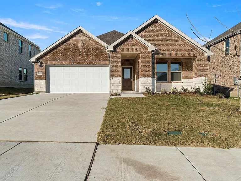 304 Scenic Point Dr — Photo 1