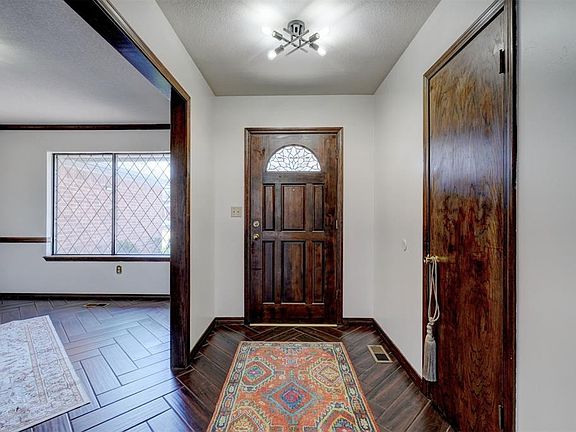 5th image of 313 Club House Dr