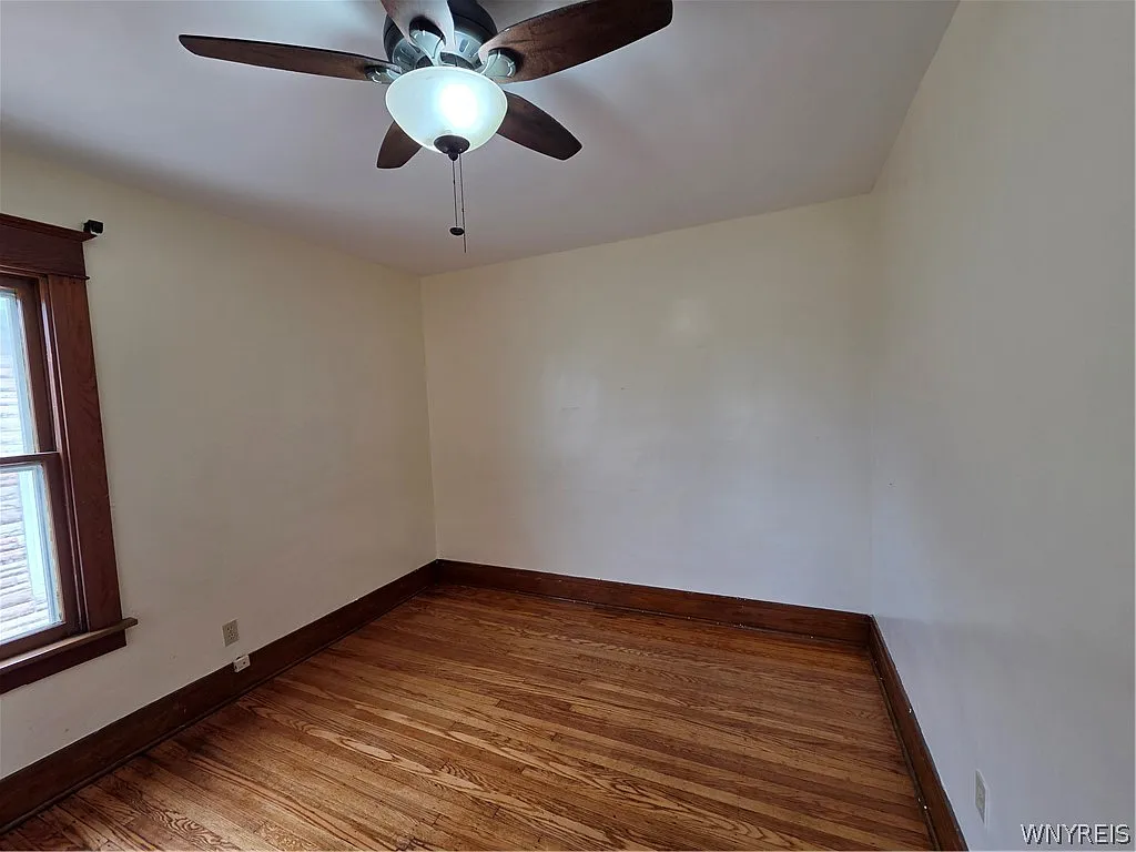 3 bed, 1.0 bath, 2247 sqft, $1,400 — Photo 3