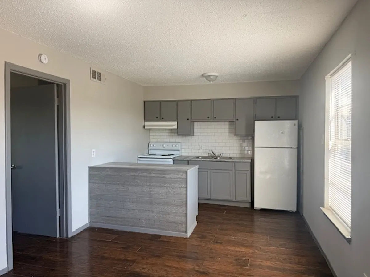 Building Photo - 600 E Craven Ave #206