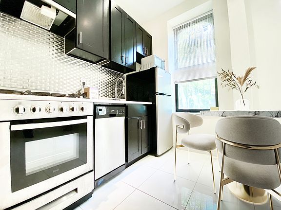 3rd image of 961 Columbus Ave #1B