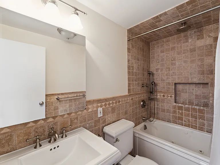 211 N Main St — Photo 12