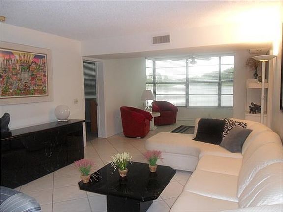 4th image of 1524 Whitehall Dr APT 101
