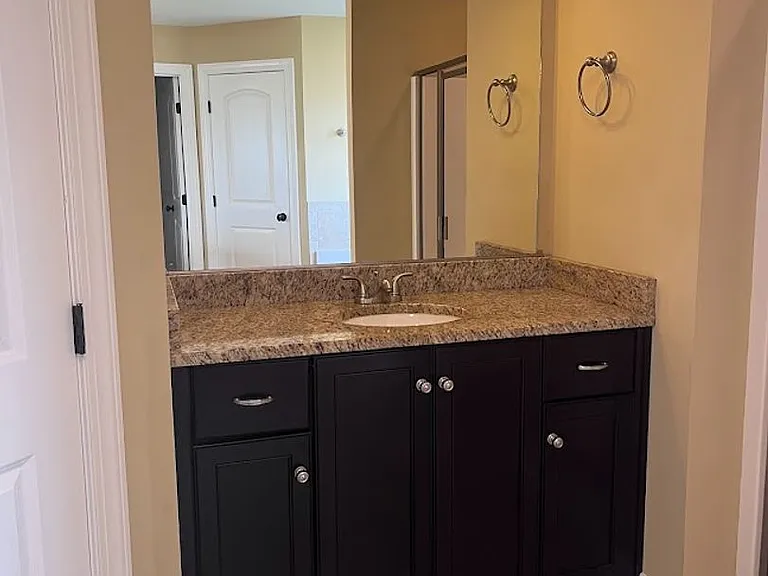 415 Fernhurst Ln — Photo 10